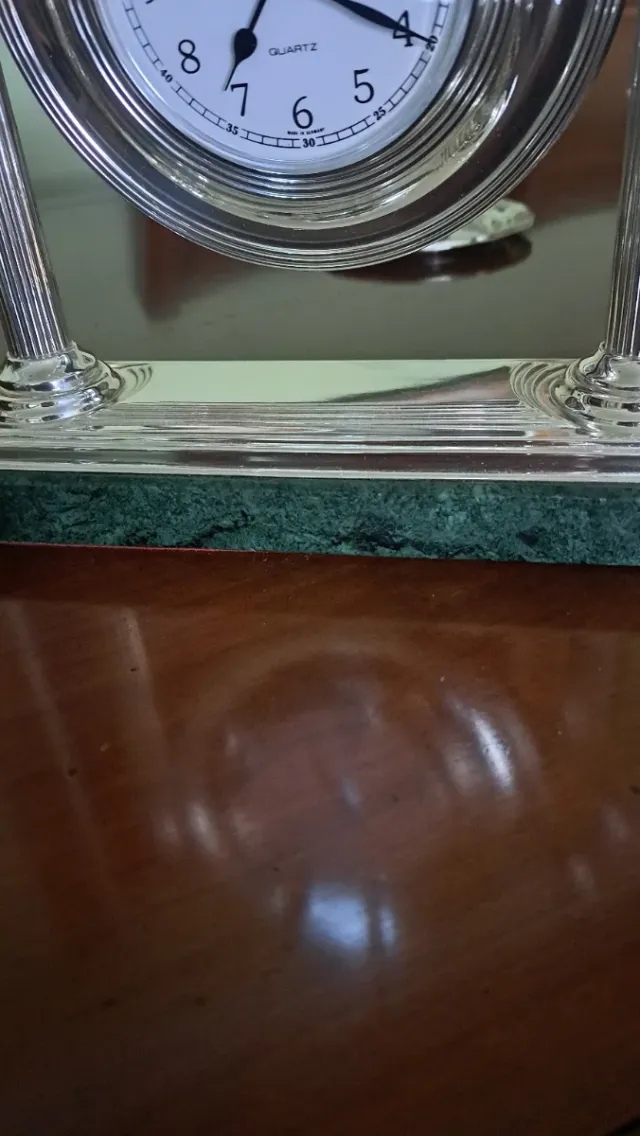 Reloj de mesa plata ley