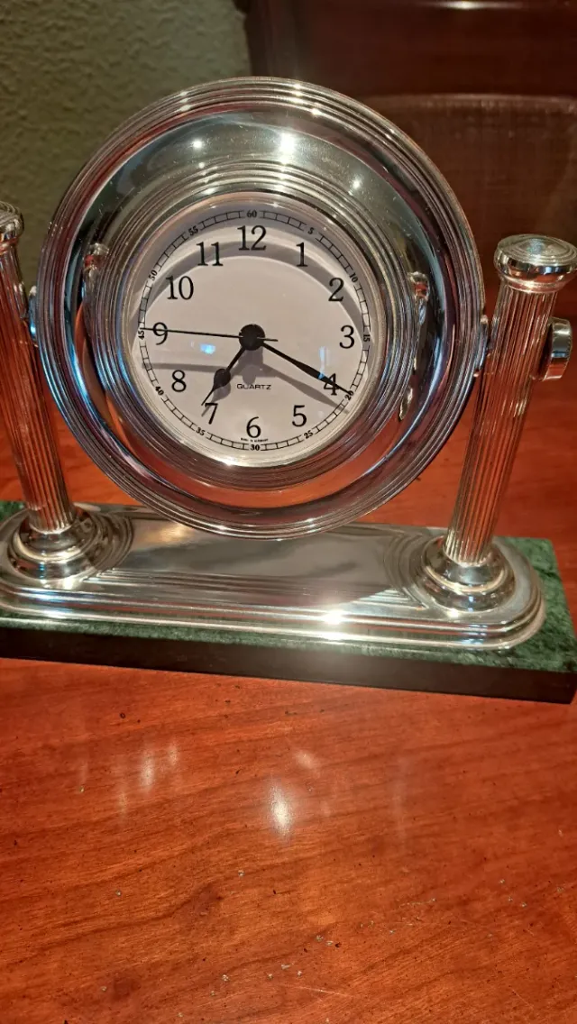 Reloj de mesa plata ley