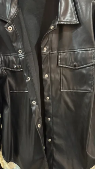 Sobrecamisa efecto piel negra Talla M/L