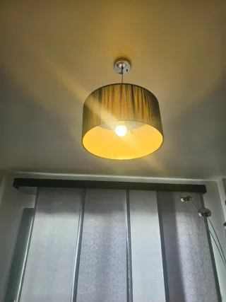 Lámpara colgante tela negra y dorada