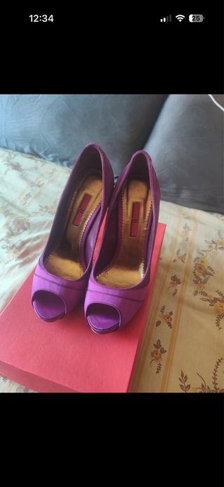 Zapatos de tacón morados Carolina Herrera