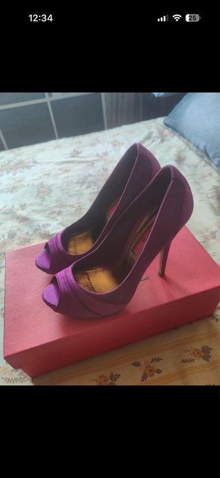 Zapatos de tacón morados Carolina Herrera