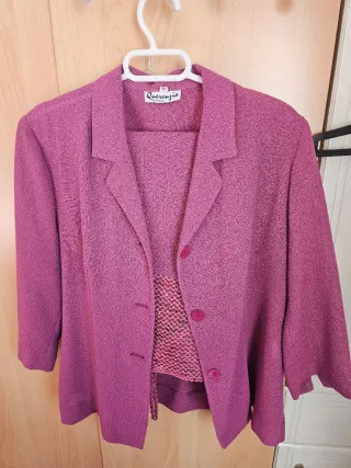 Elegante conjunto rosa vestido y chaqueta