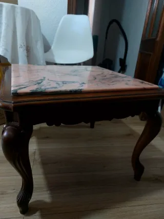 Mesa de madera y mármol