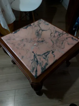 Mesa de madera y mármol