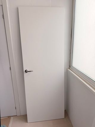 Puerta blanca moderna