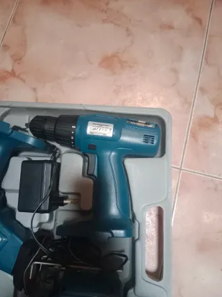 - Taladro/atornillador, lijadora y sierras de cala