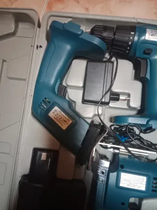 - Taladro/atornillador, lijadora y sierras de cala