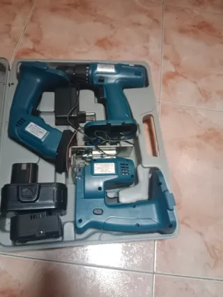 - Taladro/atornillador, lijadora y sierras de cala