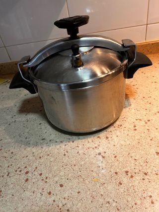 Olla Exprés grande  Magefesa 8L