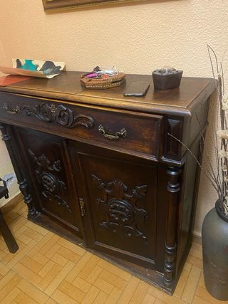 Aparador antiguo de madera tallada