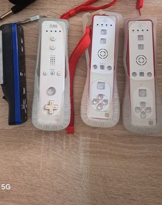 Consola Wii + 4 mandos + cables