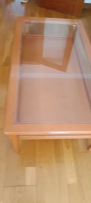 Mesa de comedor de madera y cristal