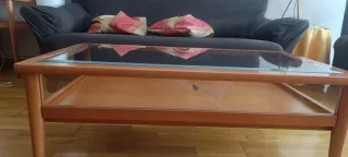 Mesa de comedor de madera y cristal