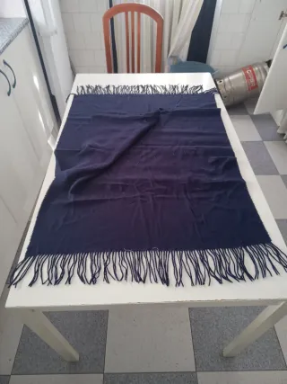 Bufanda de lana azul con flecos