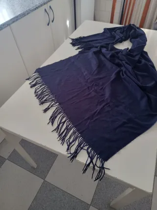 Bufanda de lana azul con flecos