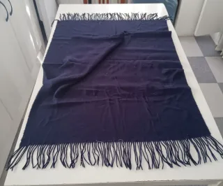 Bufanda de lana azul con flecos