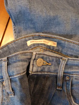 Levi's 725 High Rise Bootcut Talla 26