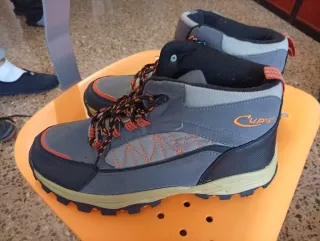 Botas de montaña grises y naranjas