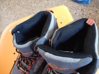 Botas de montaña grises y naranjas