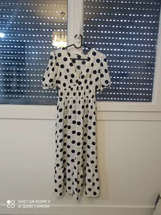 Vestido blanco con lunares negros.