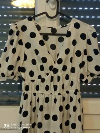 Vestido blanco con lunares negros.