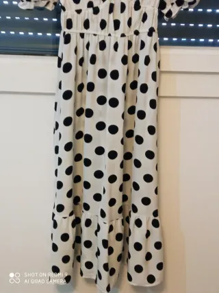Vestido blanco con lunares negros.