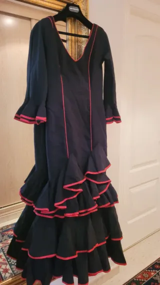 Vestido Flamenco Negro con Detalles Rojos
