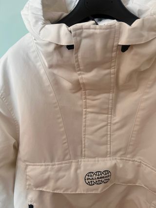 Parka Pull&Bear color blanco roto talla XS