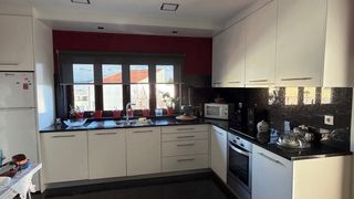 Cocina completa blanca y negra