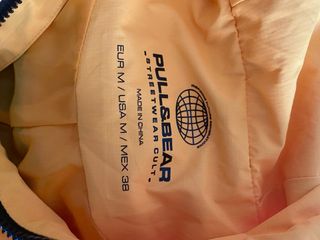 Chubasquero Pull&Bear amarillo y negro