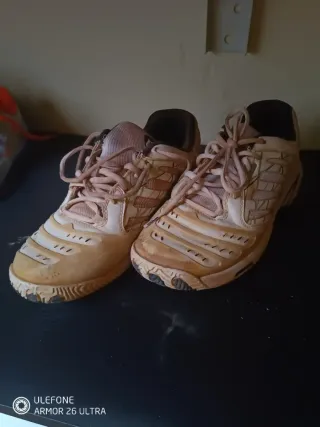 Zapatillas deportivas verdes y blancas