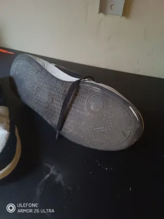 Zapatillas deportivas verdes y blancas