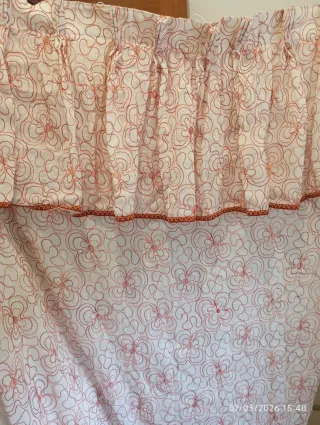 Cortina con volante y estampado floral