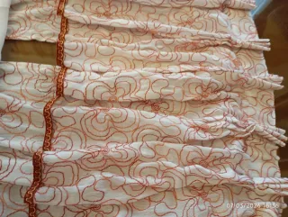 Cortina con volante y estampado floral