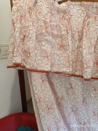 Cortina con volante y estampado floral