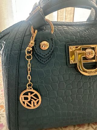 Bolso DKNY azul petróleo con asas cortas