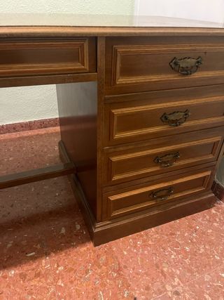 Escritorio antiguo de madera