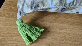 Cojín decorativo hojas verdes, y cojin bordado.