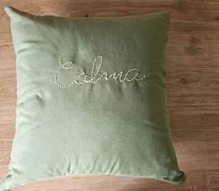 Cojín decorativo hojas verdes, y cojin bordado.