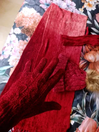 Conjunto Oysho gorro, guantes y bufanda burdeos