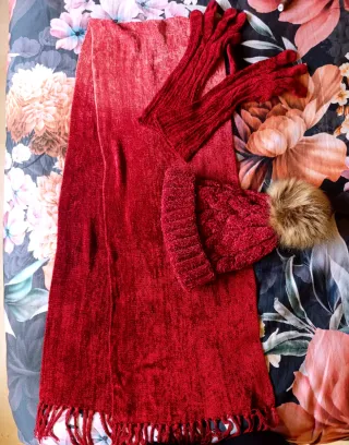 Conjunto Oysho gorro, guantes y bufanda burdeos