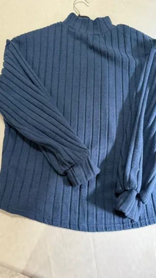 Jersey azul de cuello alto acanalado