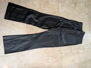Pantalón efecto piel Zara