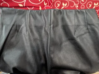 Pantalón efecto piel Zara