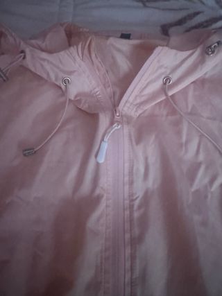 Chubasquero rosa con capucha
