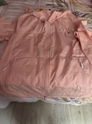 Chubasquero rosa con capucha