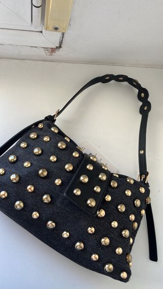 Bolso negro con tachuelas doradas NUEVO