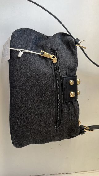 Bolso negro con tachuelas doradas NUEVO