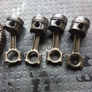Pistones con bielas motor K9K